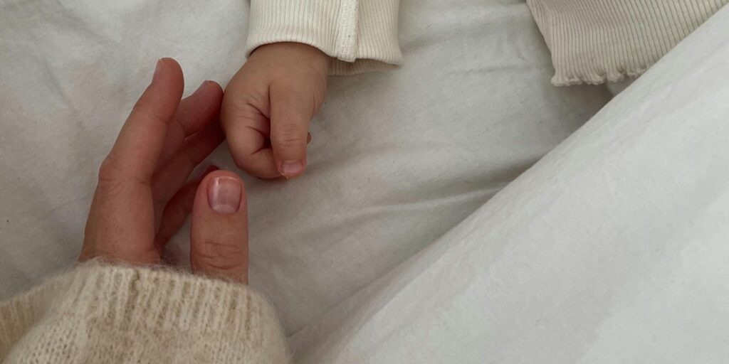 mama-baby-hands-banner1